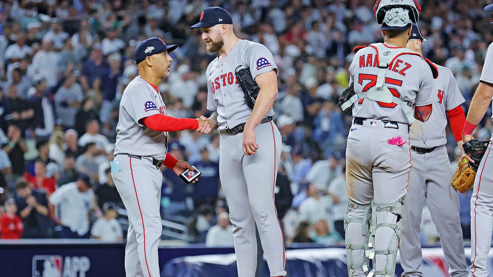 El manager de los Boston Red Sox, Alex Cora, reacciona a una jugada durante la octava entrada contra los New York Yankees en el juego uno de la ronda de comodines de los playoffs de la MLB 2025 en Yankee Stadium.