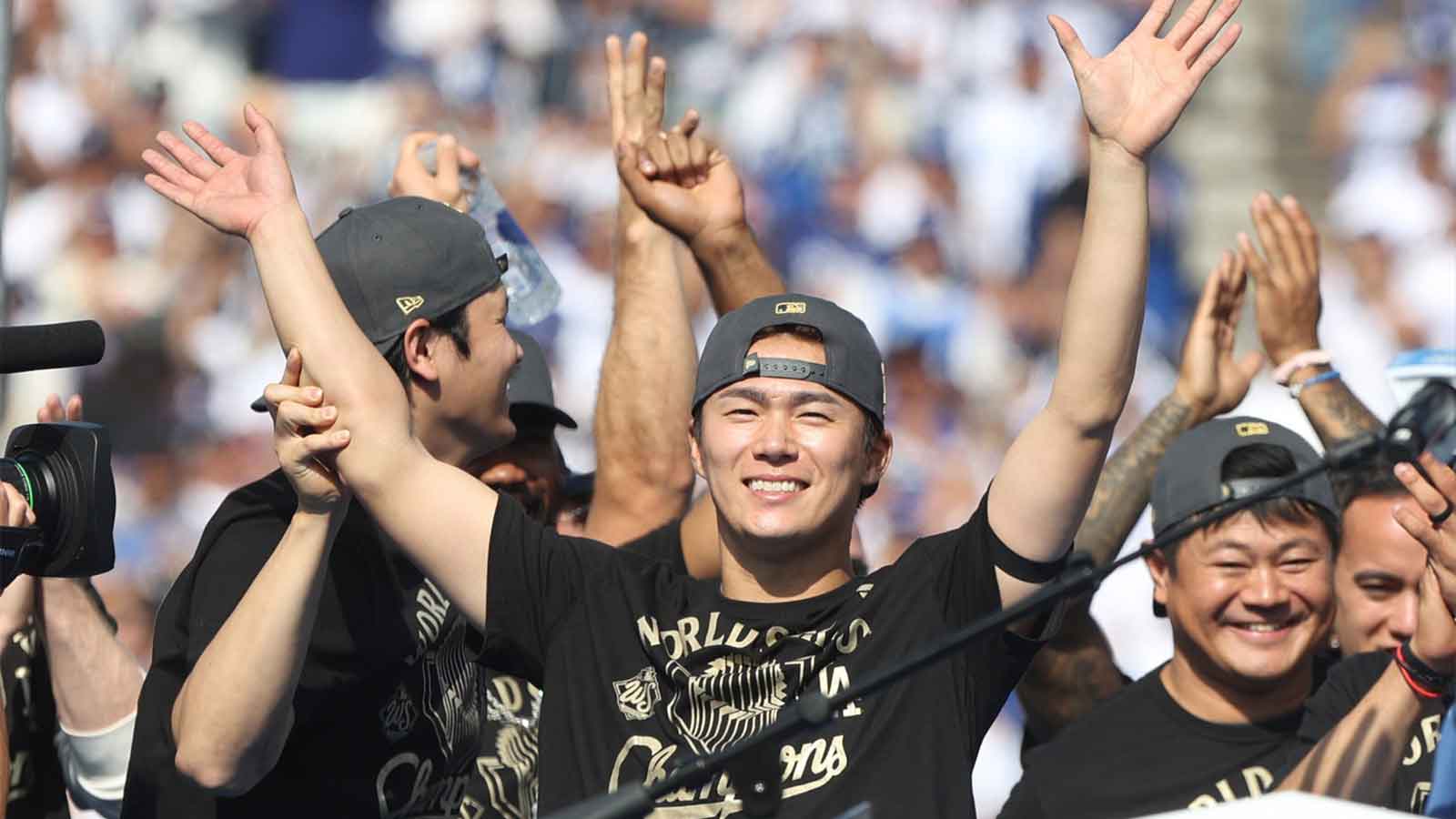 Yoshinobu Yamamoto celebra con Shohei Ohtani después de ganar el campeonato de la Serie Mundial en <strong>Dodger Stadium</strong> en <strong>Los Ángeles</strong> el <strong>3 de noviembre de 2025</strong>. © JOE LUMAYA/SPECIAL TO THE STAR / USA TODAY NETWORK via Imagn Images» width=»1024″ height=»576″  /><figcaption id=