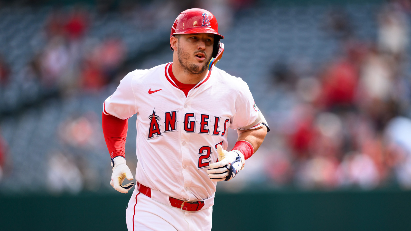 Mike Trout corriendo después de golpear un jonrón en el Angel Stadium.