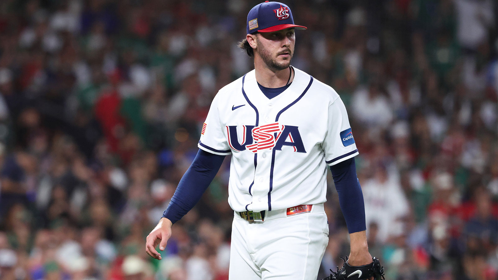 El lanzador de Estados Unidos, Paul Skenes (30), se retira del campo en la segunda entrada contra México en el Parque Daikin.
